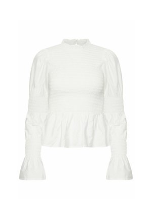 Blouse blanche à manches longues avec col montant froncé, corsage et manches smockés, et poignets évasés aux poignets et à la taille.