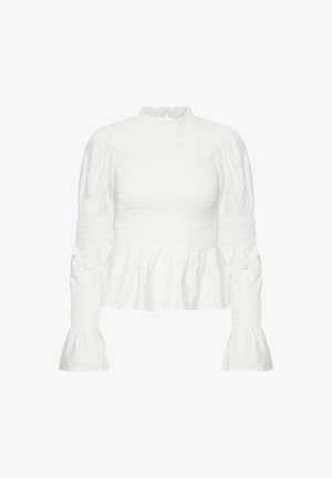 Blouse blanche à manches longues avec col montant froncé, corsage et manches smockés, et poignets évasés aux poignets et à la taille.
