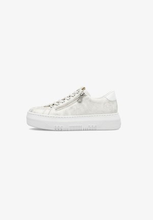 Witte leren sneaker met een gestructureerd oppervlak, voorzien van een zijrits, ronde veters en een dikke rubberen zool met een geribbeld patroon.