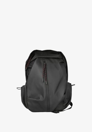 Mochila negra de tela texturizada con cremallera central, correas de hombro ajustables y detalles rojos en los tiradores de las cremalleras.