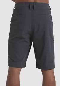 Pantalones cortos oscuros para hombre, hechos de una tela ligera. Incluyen presillas para cinturón, dos bolsillos traseros y un ajuste entallado con dobladillos enrollados.