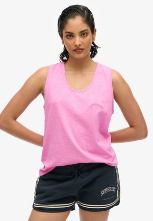 Roze tanktop met ronde hals en subtiele logo details, gecombineerd met marineblauwe shorts met witte en gele zijkanten en een trekkoord.