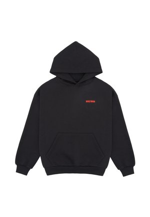 Sweat à capuche noir avec poche avant et petit texte rouge "WRSTBHVR" sur la poitrine gauche.