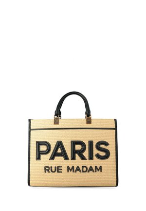 Borsa tote intrecciata beige con manici e rifiniture in pelle nera, caratterizzata da grandi lettere nere che formano la parola "PARIS" e da lettere più piccole "RUE MADAM" sulla parte frontale.