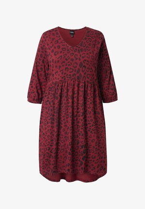 Rotes Kleid mit V-Ausschnitt, 3/4-Ärmeln und einem fließenden, gestuften Design. Hat ein schwarzes Leopardenmuster. Weiche Stofftextur.