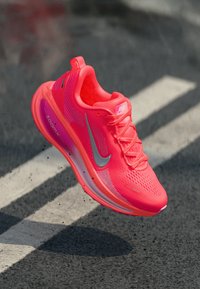 Nike Performance VOMERO 18 - Laufschuh Straße - bright crimson/white/hyper pink/pink foam