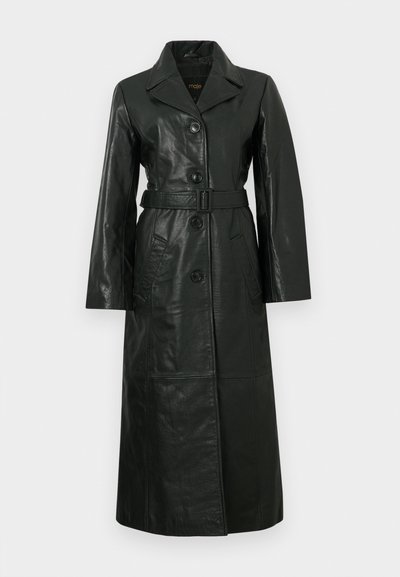 Cappotto trench in pelle nera con vita regolabile, colletto a punte e maniche lunghe. Presenta una chiusura frontale con bottoni e tasche laterali; texture liscia.