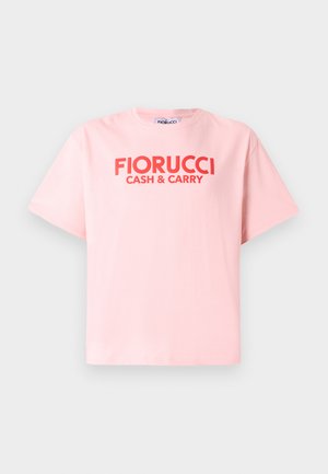 Ružová bavlnená tričko s krátkymi rukávmi, s odvážnou červenou potlačou "FIORUCCI CASH & CARRY" na prednej strane. Jednoduchý okrúhly výstrih.