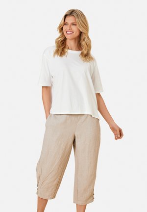 Witte T-shirt met korte mouwen gecombineerd met beige linnen cropped pants met knopenaccenten aan de zoom. Eenvoudig en ontspannen ontwerp.