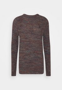 Strickpullover in einem melierten Braun- und Blauton, mit Rundhalsausschnitt und langen Ärmeln, abgeschlossen mit gerippten Bündchen und Saum.