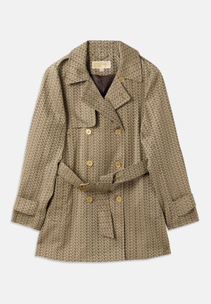 Cappotto doppiopetto in una stoffa beige con un motivo geometrico, dotato di bottoni dorati, vita a cintura e colletto a punte.