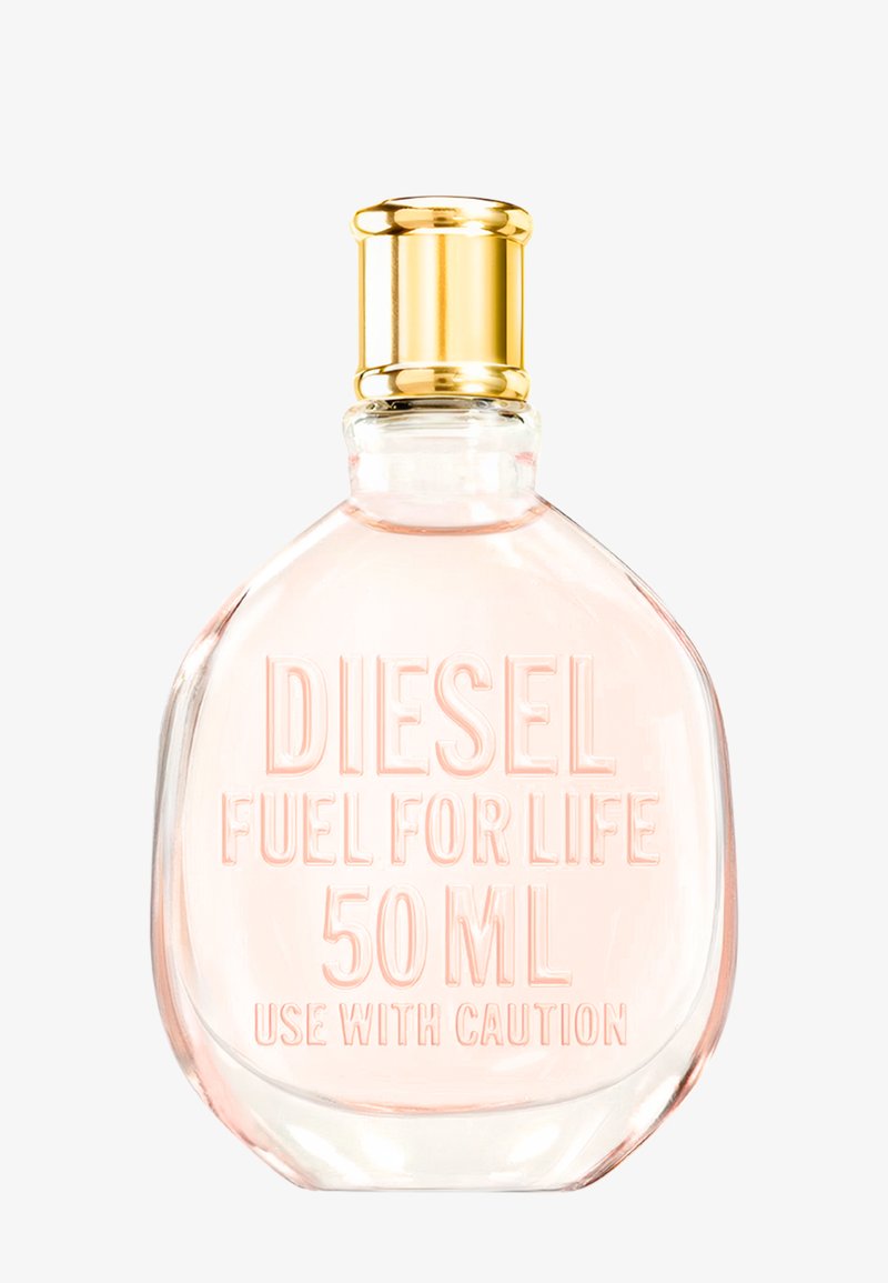 Botella de perfume de vidrio transparente con tapa dorada, etiquetada como "Diesel Fuel for Life 50 ML Use With Caution," que contiene líquido de color rosa claro.