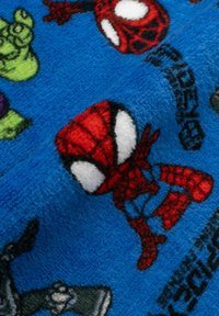 Coperta in pile con sfondo blu raffigurante Spiderman, Hulk e altri personaggi. Texture morbida con colori vivaci e design in stile cartone animato.