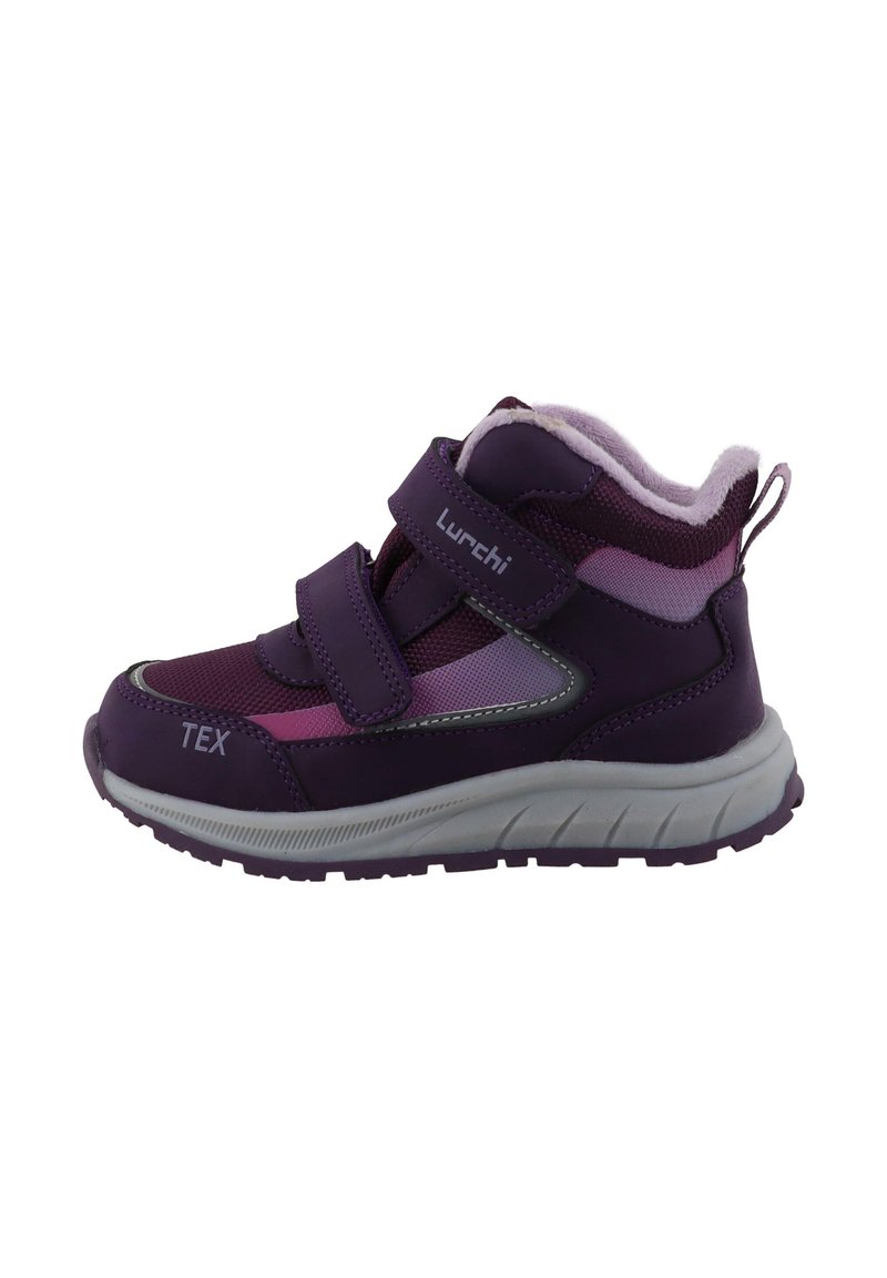 Botte de randonnée violette avec tige synthétique et accents en maille, deux sangles Velcro réglables, semelle grise et col doux et texturé.
