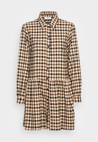 Robe à carreaux marron et beige en tissu doux, avec un devant à boutons, un col, un bas froncé et des manches longues.