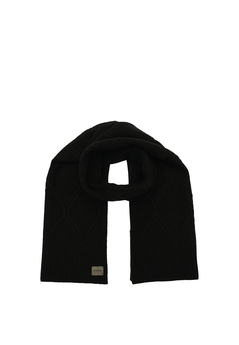 Écharpe en tricot noire avec un motif en losanges texturé, dotée d'extrémités côtelées et d'un petit patch logo métallique. Tissu doux et chaud.