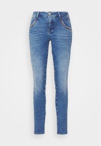 Blå slim-fit denimjeans med ljus tvätt och nitar på framfickorna, med knapp- och blixtlåsstängning.