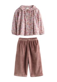 Virágmintás, könnyű anyagú blúz Peter Pan gallérral; puhán, rózsaszínű kordbársony culotte rugalmas derékpánttal.