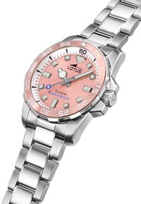 Dykarklocka i rostfritt stål med en rosa urtavla, silverfärgade timmarkeringar och en unidirektionell roterande bezel. Utrustad med ett robust metalarmband.