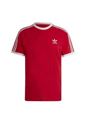 T-shirt rouge Adidas avec col rond blanc, rayures blanches sur les manches et petit logo Adidas blanc sur le côté gauche de la poitrine.