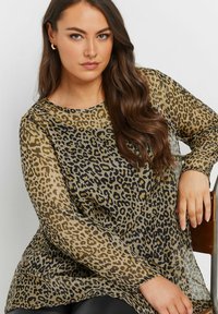 Blusa a fantasia leopardata in tessuto trasparente, con maniche lunghe e scollatura rotonda. I colori includono tonalità di marrone e nero. Texture liscia.