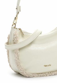 Hvid læder skuldertaske med en blød, cremefarvet tekstureret kant. Har en guldfarvet lynlås og hardware-detaljer.