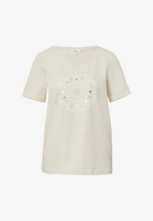 Beige T-shirt met korte mouwen van zacht katoen, met een cirkelvormig wit en zilver geometrisch patroon aan de voorkant.