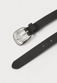 Ceinture en cuir noir avec une finition texturée, dotée d'une boucle en métal argenté rectangulaire avec un bord décoratif et plusieurs trous de réglage.
