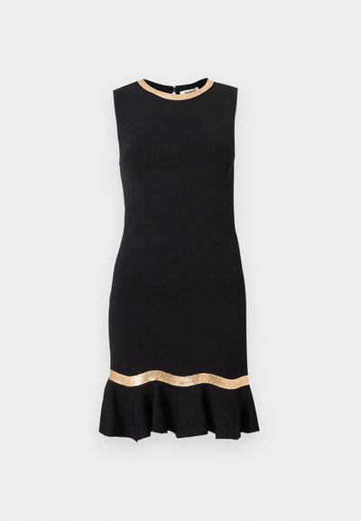 Μαύρο φόρεμα χωρίς μανίκια με στρογγυλή λαιμόκοψη και βολάν στο τελείωμα, με χρυσή διακόσμηση στον γιακά και πάνω από το τελείωμα.