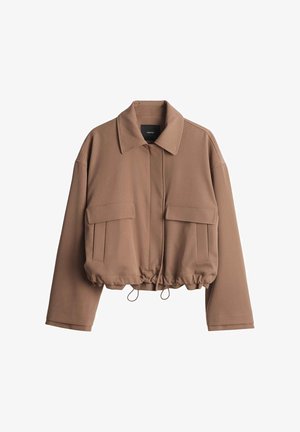Geknipte bruine jas van zachte stof met een slangekraag, ritssluiting aan de voorkant, twee zijzakken en een verstelbare trekkoordzoom.