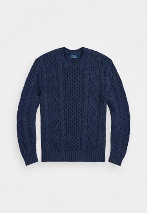 Granatowy sweter z okrągłym dekoltem, pleciony w warkocze, z długimi rękawami oraz ściągaczami przy mankietach i u dołu, z metką Polo Ralph Lauren przy dekolcie.