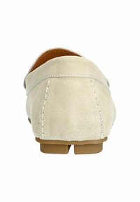 Crème-kleurige suede instappers met zichtbare stiksels, ronde vorm en een platte rubberen zool. Minimalistisch ontwerp met een gladde textuur.