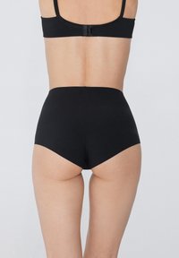 Hochtaillierte schwarze Unterwäsche aus einem glatten, dehnbaren Stoff, mit nahtlosem Design und minimalen Nähten für maximalen Komfort.