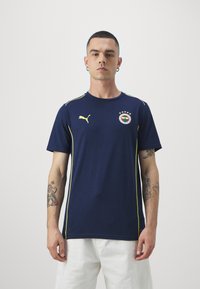 Puma FENERBAHCE ISTANBUL CASUALS TEE - Klubové oblečení - club navy/speed yellow