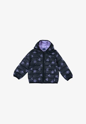 Schwarze Steppjacke mit lila Blumen- und Herzmustern, durchgehendem Reißverschluss, elastischen Bündchen und einer Kapuze, die mit lila Stoff ausgekleidet ist.