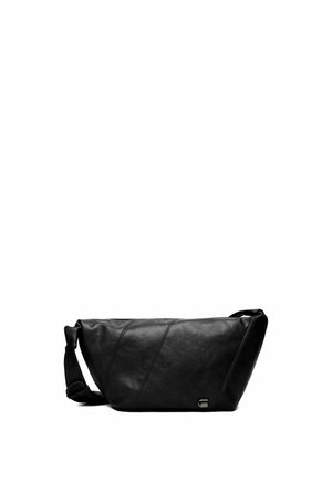 Czarna skórzana torba na ramię z regulowanym paskiem i ukośnym przeszyciem, przedstawiona na białym tle.