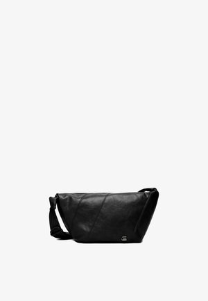 Schwarze Leder-Umhängetasche mit verstellbarem Riemen und diagonaler Steppung, dargestellt vor weißem Hintergrund.