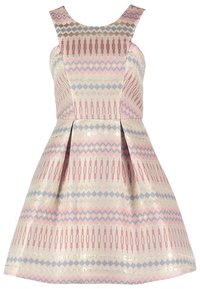 Robe sans manches longueur genou avec une jupe évasée aux motifs géométriques et rayures beige, rose et bleu.