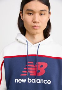 New Balance CLASSICS HOODIE - Jersey con capucha - navy