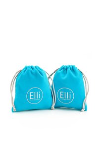 Turkise bomulds træksække med sølvsnor, der har et rundt hvidt logo, der står "Elli by Julie & Grace." Blød tekstur og kompakt form.