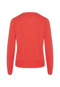 Pull rouge en tricot doux, doté de manches longues, d'un col rond et d'un ourlet côtelé à la taille et aux poignets.