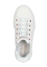 Zapatilla blanca con parte superior de cuero liso, puntera redonda y cordones planos blancos. Incluye ojales en oro rosa y un logo discreto en la lengüeta.