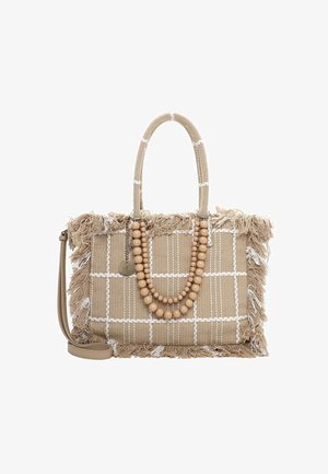 Borsa intrecciata color beige con bordi frangiati, caratterizzata da un design a griglia. Include dettagli con perle di legno e doppi manici, oltre a una tracolla staccabile.
