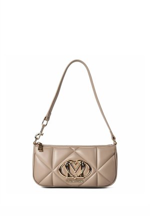 Beige gewatteerde schoudertas met gouden "Love Moschino" logo en hartvormige embleem, met een enkele schouderriem en bovenaan ritssluiting.