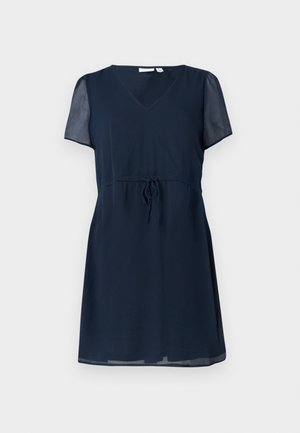 Tumesinine lühikeste varrukatega kleit V-kaelusega, läbipaistvate varrukate ja nööriga vöös, esitlemine valge tausta ees.