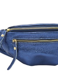 Sac banane en cuir métallisé bleu marine avec deux compartiments zippés dorés et des accents argentés. Texture douce, forme ronde et bandoulière ajustable.