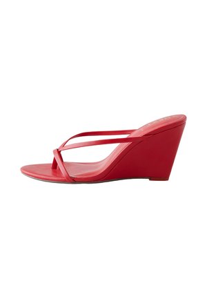 Sarkani stiletto sandales ar gludu, spīdīgu virsmu, divām plānam jostām pāri pirkstiem un strukturētu stāvu papēdi atbalstam.