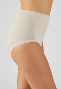 Biancheria intima beige a vita alta con una texture morbida, caratterizzata da un delicato pizzo decorativo in vita e all'apertura delle gambe. Vestibilità liscia e aderente.