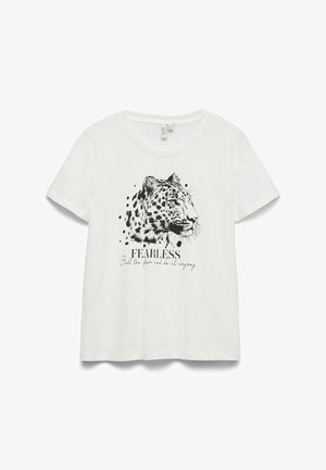 Hvid T-shirt med korte ærmer med et sort leopardhovedprint og ordet "FEARLESS" efterfulgt af mindre kursiv tekst nedenunder.