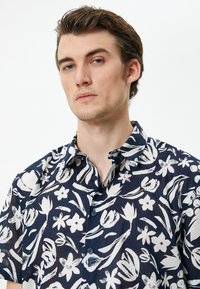 Koton SHORT SLEEVE FLORAL PATTERNED  - Skjorter - dark blue
